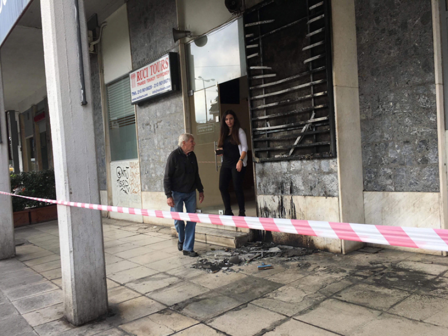 Επίθεση με μολότοφ σε τουριστικό γραφείο Βορειοηπειρώτη στο κέντρο της Αθήνας