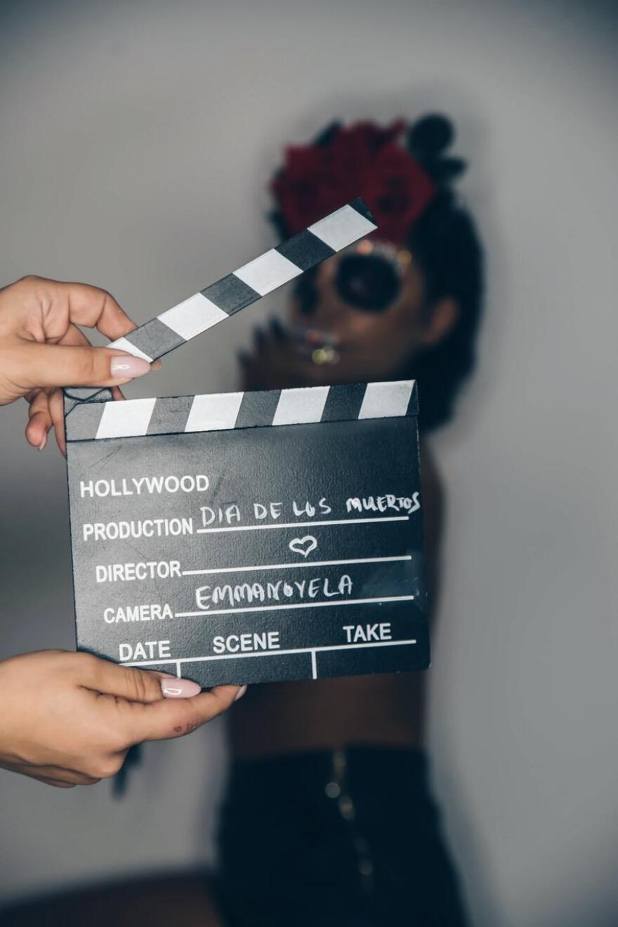 Η Εμμανουέλα των Kings, γυμνή για το halloween