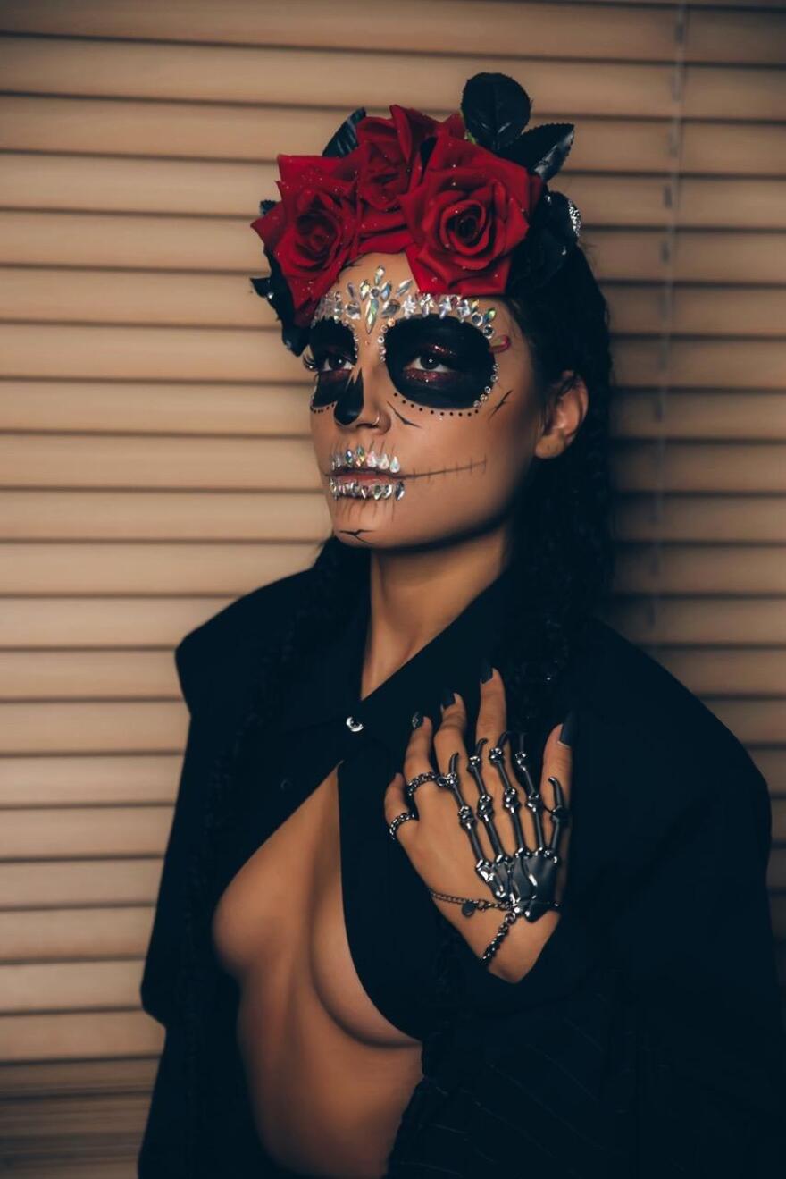 Η Εμμανουέλα των Kings, γυμνή για το halloween