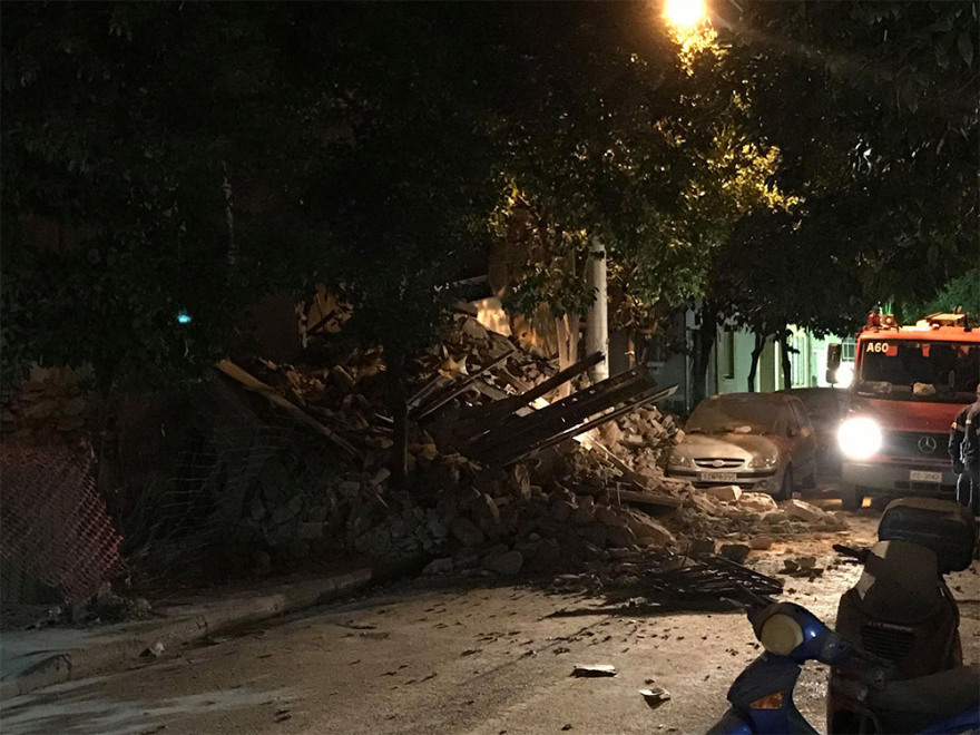 Φωτογραφίες: Μερική κατάρρευση κτιρίου στον Πειραιά