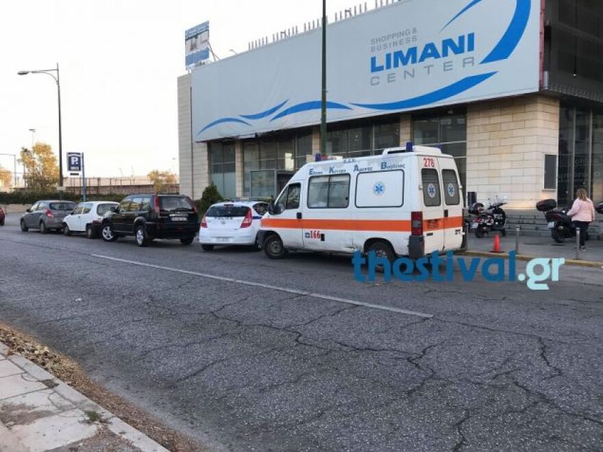 Σοκ στη Θεσσαλονίκη: Άνδρας έπεσε από τον πέμπτο όροφο εμπορικού κέντρου 