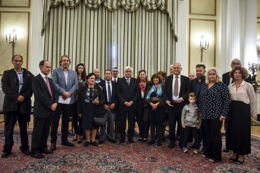 O Προκόπης Παυλόπουλος υπέγραψε την πρώτη Κάρτα Δωρητή Οργάνων και Ιστών