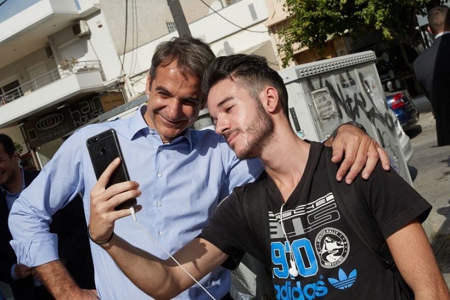 Η χαλαρή βόλτα του Μητσοτάκη στο Μοσχάτο: Ο καφές, οι selfie και οι μπηχτές για τον Χατζηδάκη