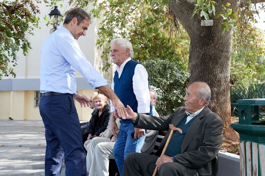 Η χαλαρή βόλτα του Μητσοτάκη στο Μοσχάτο: Ο καφές, οι selfie και οι μπηχτές για τον Χατζηδάκη