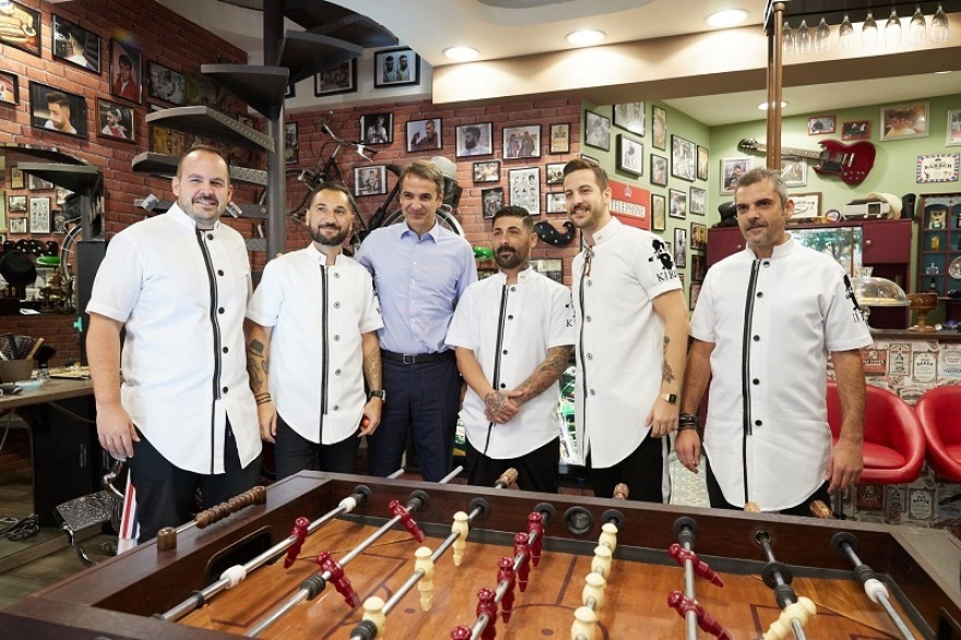 Η χαλαρή βόλτα του Μητσοτάκη στο Μοσχάτο: Ο καφές, οι selfie και οι μπηχτές για τον Χατζηδάκη