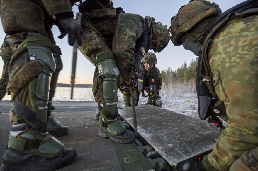 Το ΝΑΤΟ αλλάζει πρόσωπο: Δείτε τον Νορβηγό στρατιωτικό που καίει... καρδιές