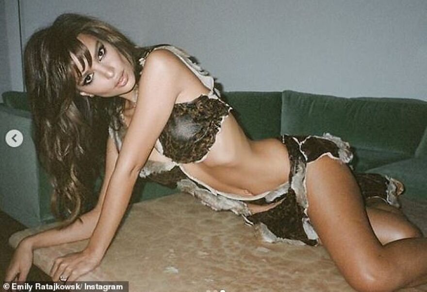 Η Emily Ratajkowski είναι σέξι και στο Halloween 