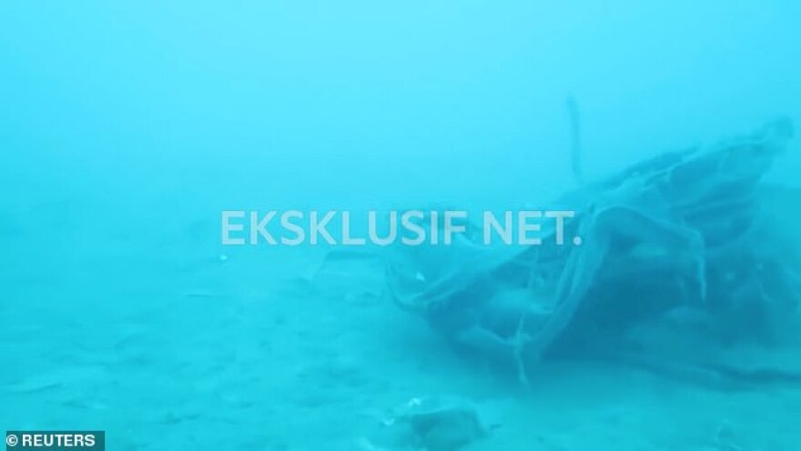 Οι πρώτες φωτογραφίες από το Boeing που συνετρίβη στην Ινδονησία - Δεμένοι στα καθίσματα οι άτυχοι επιβάτες