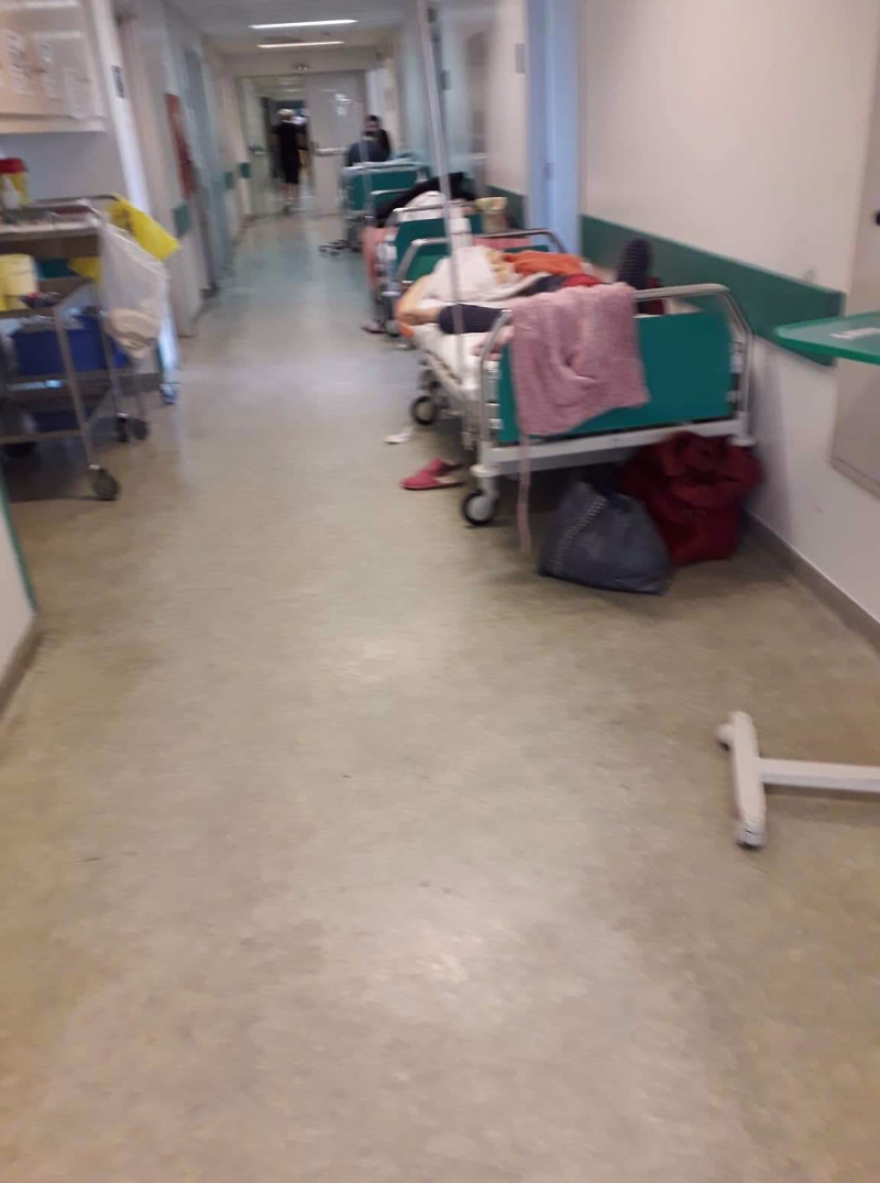 Φωτογραφίες: Πάνω από 100 ράντζα στους διαδρόμους του «Αττικόν» - Χωρίς χημειοθεραπεία μένουν οι ασθενείς