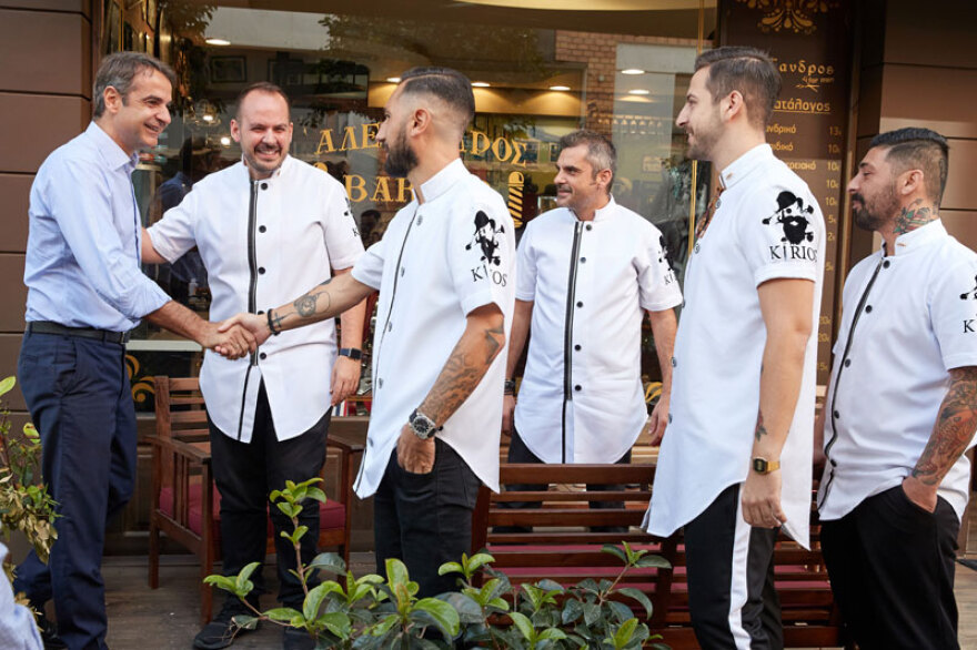 Ο κουρέας του Μοσχάτου για τον Μητσοτάκη: Έχασε στο ποδοσφαιράκι, κέρδισε τις εντυπώσεις