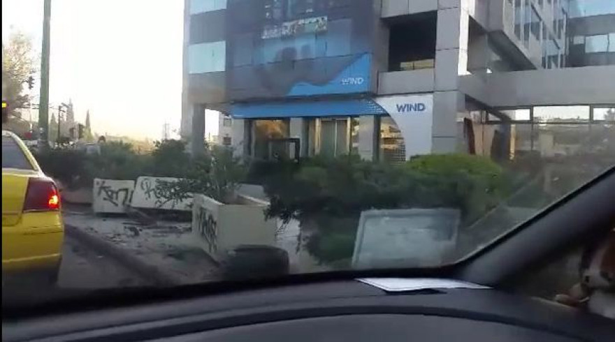 Σοκαριστικό τροχαίο στην Κηφισίας -Χτύπησε σε ζαρντινιέρες και ανατράπηκε το όχημα 