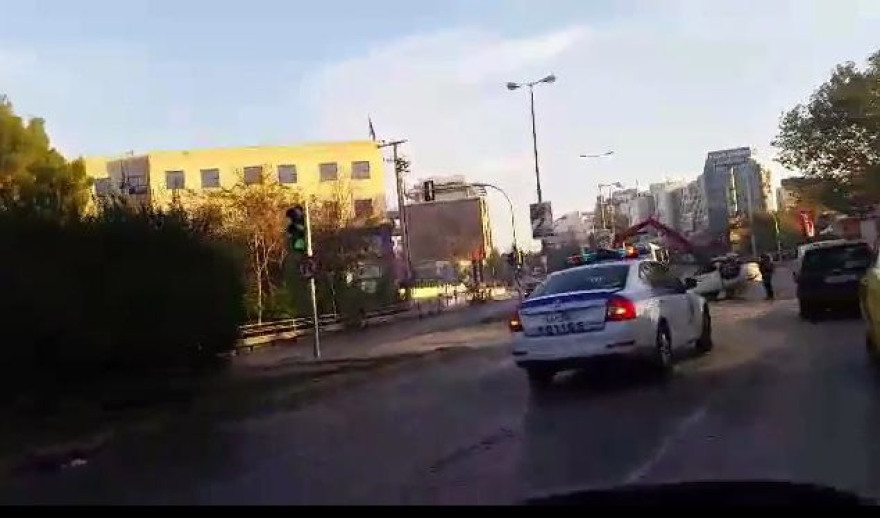 Σοκαριστικό τροχαίο στην Κηφισίας -Χτύπησε σε ζαρντινιέρες και ανατράπηκε το όχημα 