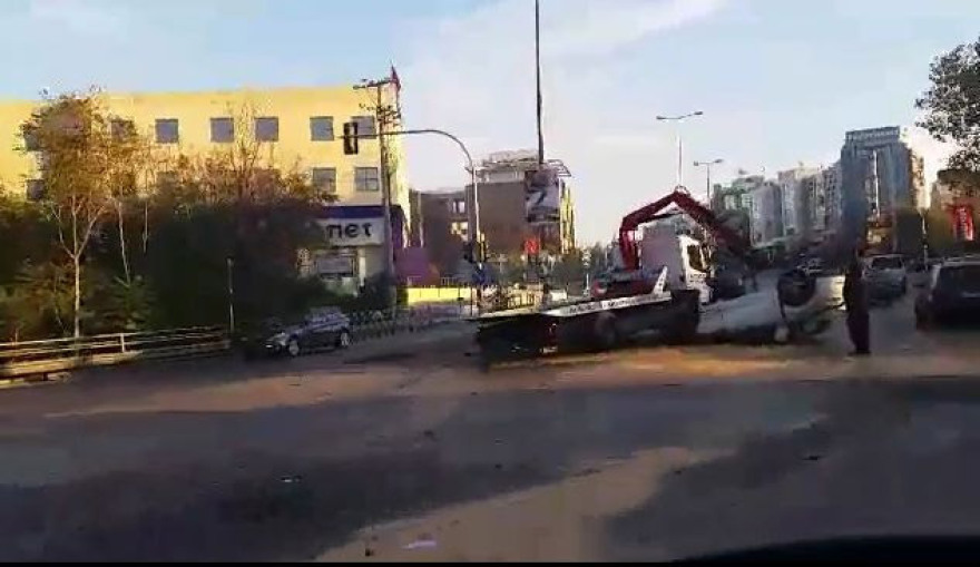 Σοκαριστικό τροχαίο στην Κηφισίας -Χτύπησε σε ζαρντινιέρες και ανατράπηκε το όχημα 