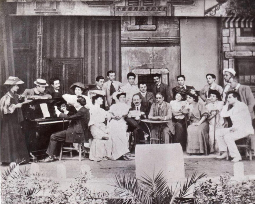 Αβάντι! Νίτσα, Λίτσα, Ζανέτ, Κοκό: Μια επιθεώρηση ετοιμάζεται