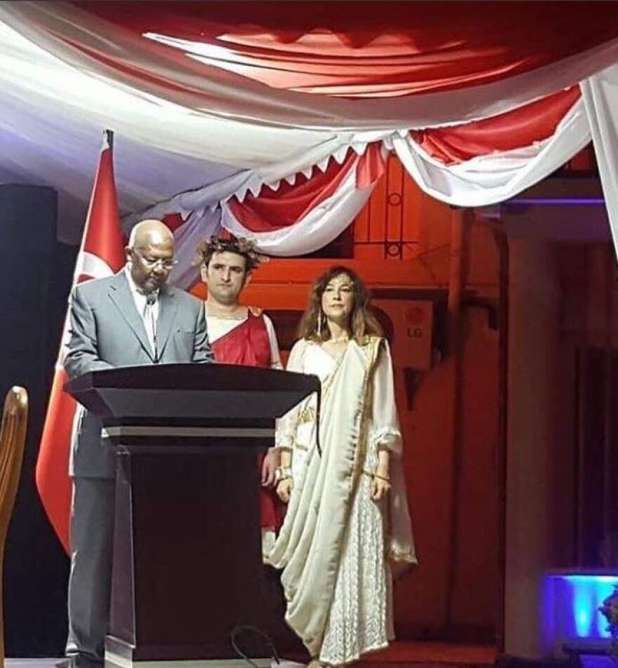 Η πρεσβευτής της Τουρκίας στην Ουγκάντα ανακλήθηκε λόγω... ελληνικής χλαμύδας!