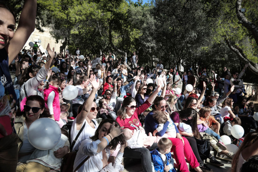 Δεκάδες γυναίκες θήλασαν δημοσίως στις μεγάλες πόλεις της Ελλάδας