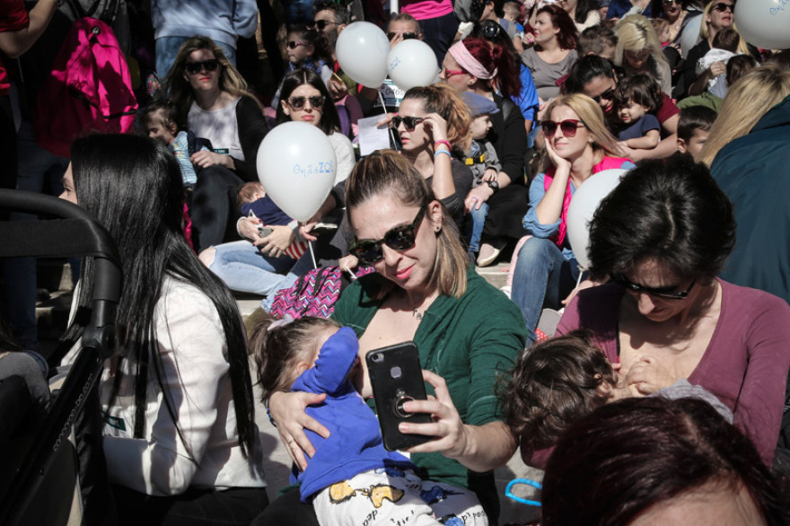 Δεκάδες γυναίκες θήλασαν δημοσίως στις μεγάλες πόλεις της Ελλάδας