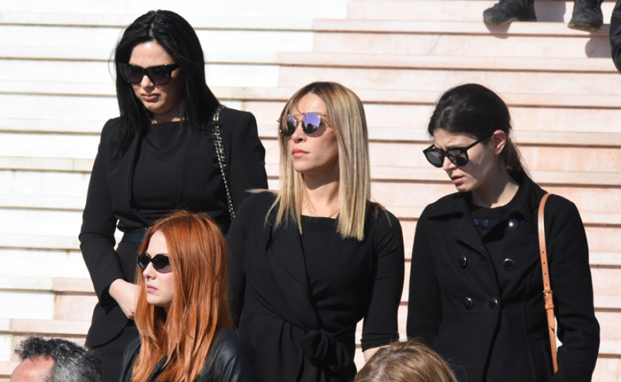 Υποβασταζόμενη η Βικτώρια Καρύδα στην κηδεία του Γιάννη Μακρή που δολοφονήθηκε στη Βούλα