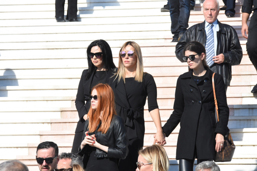 Υποβασταζόμενη η Βικτώρια Καρύδα στην κηδεία του Γιάννη Μακρή που δολοφονήθηκε στη Βούλα