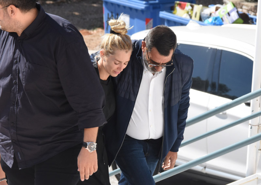 Υποβασταζόμενη η Βικτώρια Καρύδα στην κηδεία του Γιάννη Μακρή που δολοφονήθηκε στη Βούλα