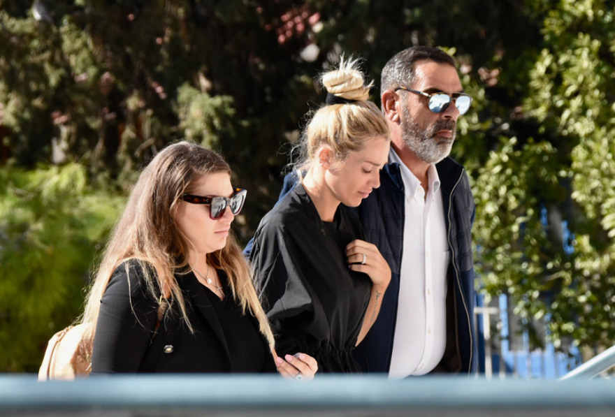 Υποβασταζόμενη η Βικτώρια Καρύδα στην κηδεία του Γιάννη Μακρή που δολοφονήθηκε στη Βούλα