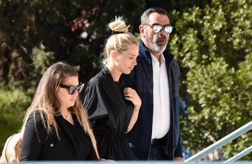 Υποβασταζόμενη η Βικτώρια Καρύδα στην κηδεία του Γιάννη Μακρή που δολοφονήθηκε στη Βούλα