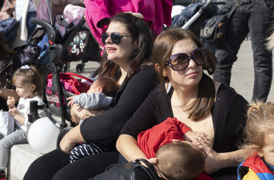 Δεκάδες γυναίκες θήλασαν δημοσίως στις μεγάλες πόλεις της Ελλάδας