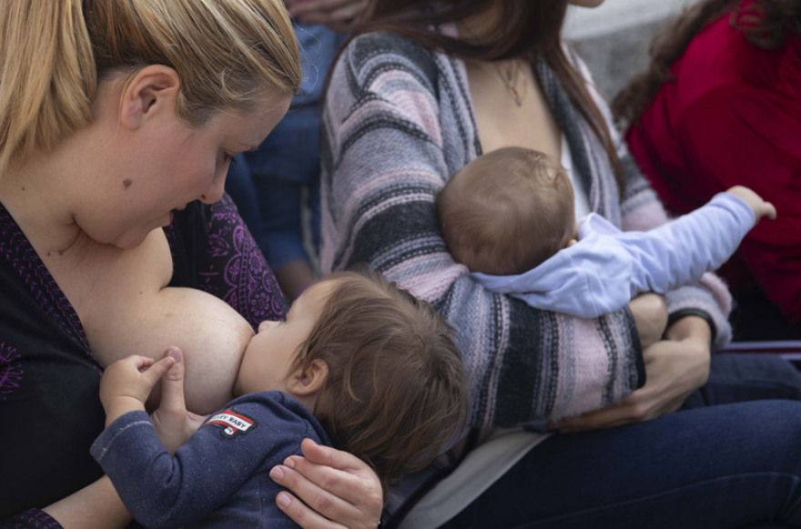 Δεκάδες γυναίκες θήλασαν δημοσίως στις μεγάλες πόλεις της Ελλάδας