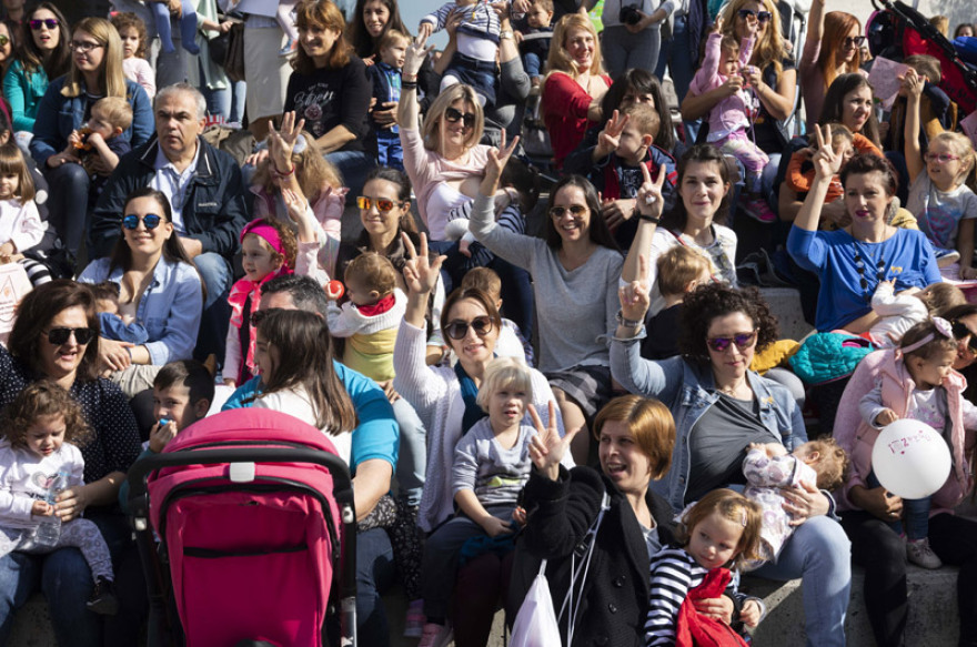 Δεκάδες γυναίκες θήλασαν δημοσίως στις μεγάλες πόλεις της Ελλάδας