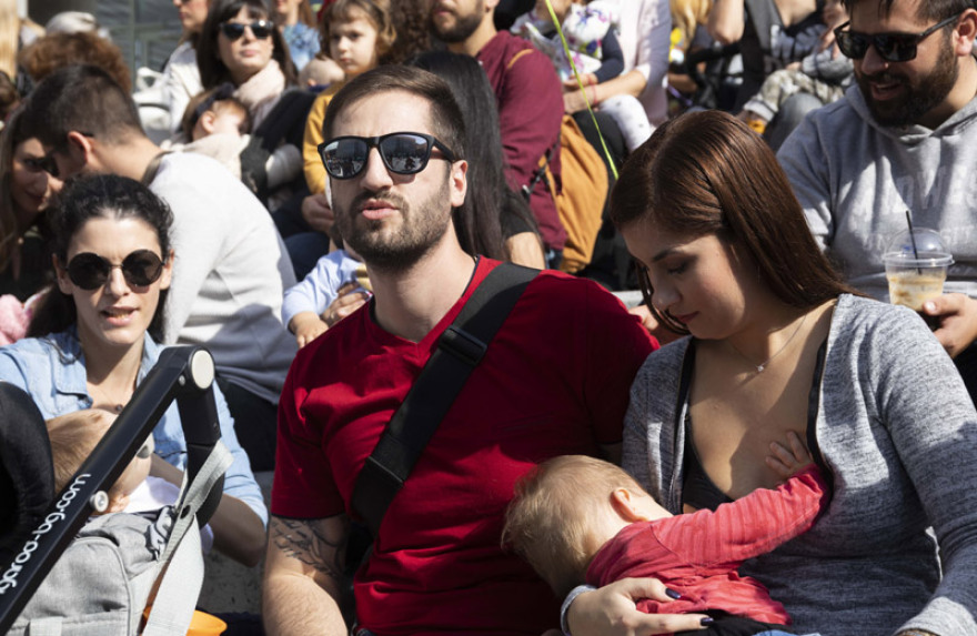 Δεκάδες γυναίκες θήλασαν δημοσίως στις μεγάλες πόλεις της Ελλάδας