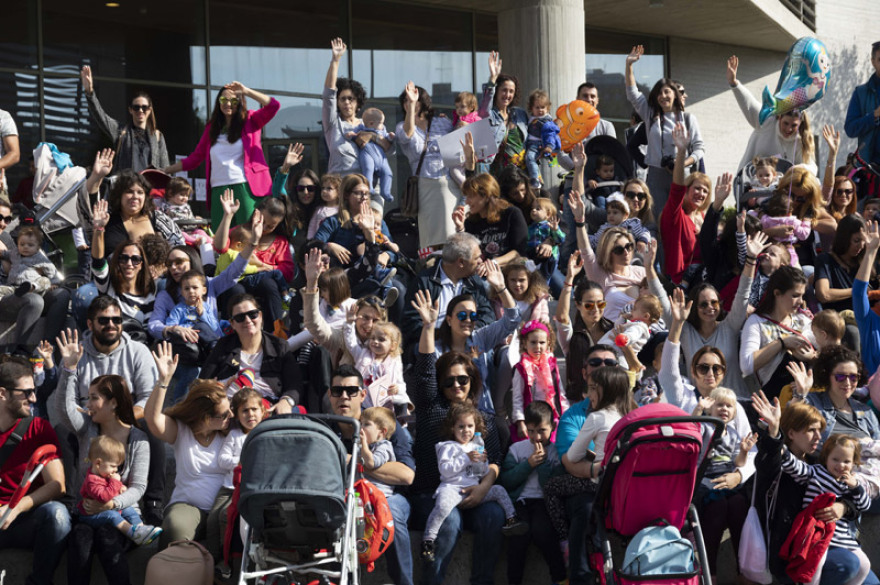 Δεκάδες γυναίκες θήλασαν δημοσίως στις μεγάλες πόλεις της Ελλάδας
