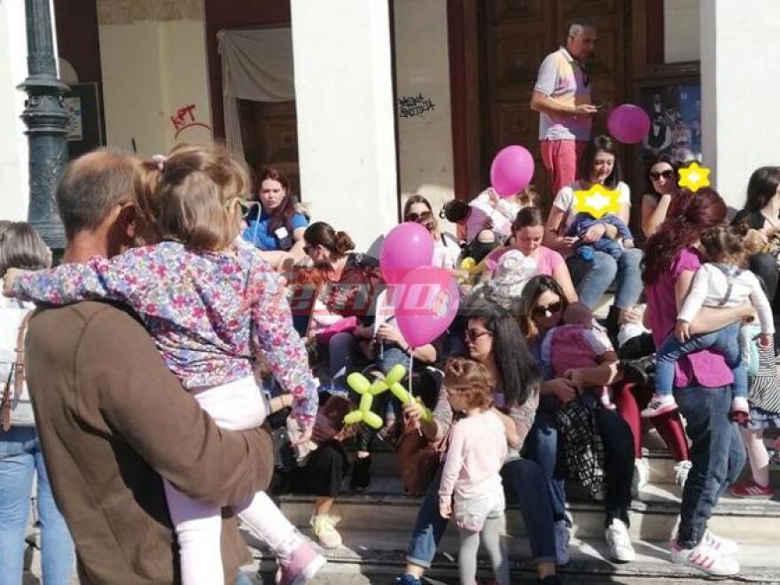 Δεκάδες γυναίκες θήλασαν δημοσίως στις μεγάλες πόλεις της Ελλάδας