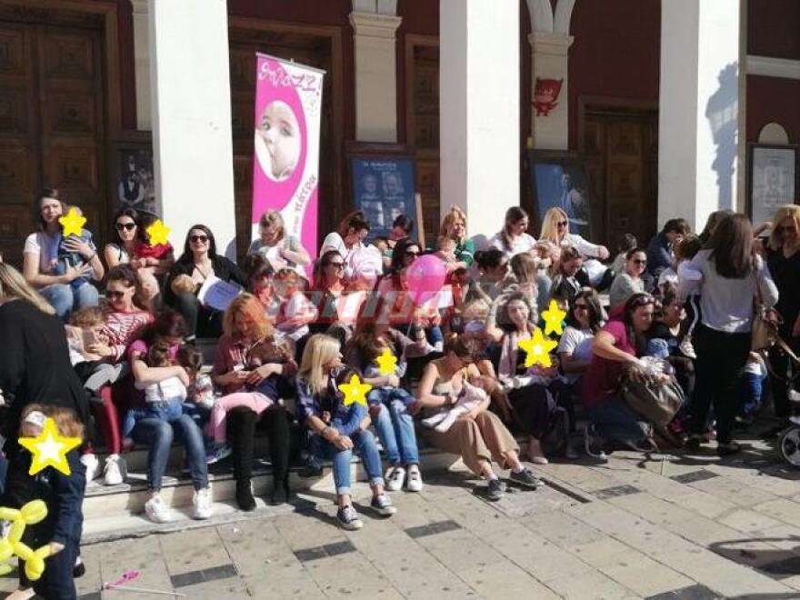Δεκάδες γυναίκες θήλασαν δημοσίως στις μεγάλες πόλεις της Ελλάδας