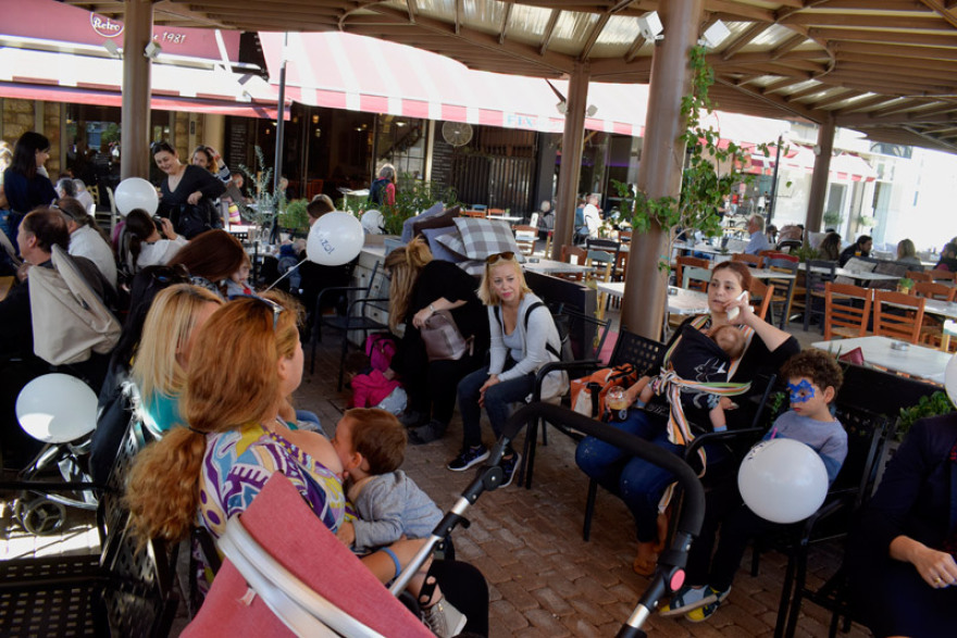 Δεκάδες γυναίκες θήλασαν δημοσίως στις μεγάλες πόλεις της Ελλάδας