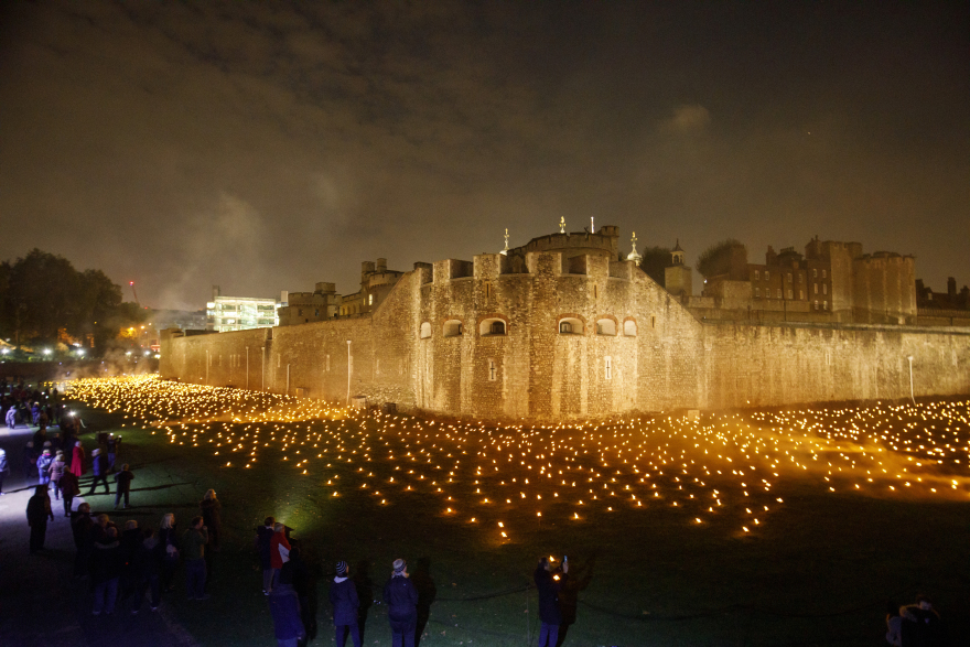 10.000 πυρσοί φωτίζουν τον Πύργο του Λονδίνου για τα 100 χρόνια από το τέλος του Α' Παγκοσμίου Πολέμου