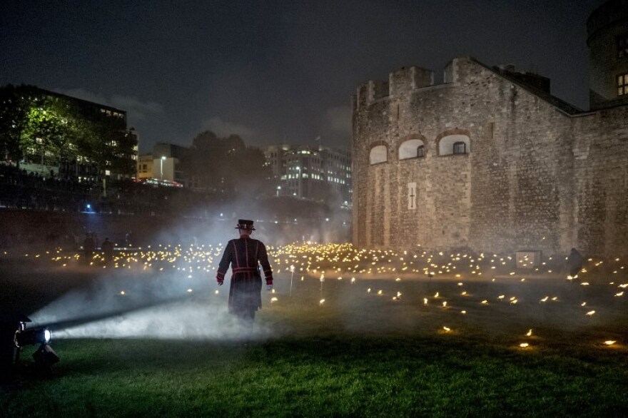 Μαγευτικές φωτογραφίες: 10.000 φωτιές «αγκάλιασαν» τον Πύργο του Λονδίνου προς τιμήν των θυμάτων του Α' Παγκοσμίου