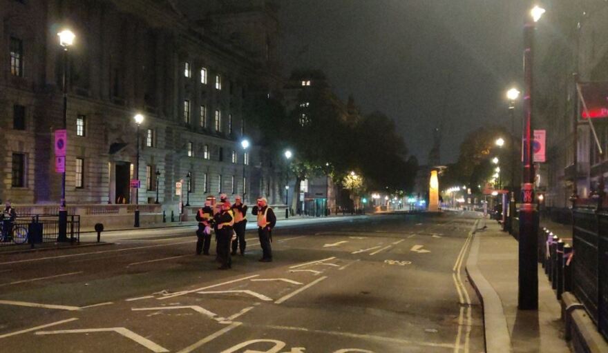 Αναστάτωση στο Λονδίνο από «ύποπτο δέμα» κοντά στο Κοινοβούλιο