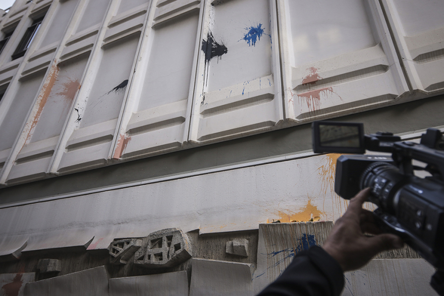 Μια σύλληψη και πέντε προσαγωγές από την επίθεση στο Γαλλικό Ινστιτούτο της Αθήνας