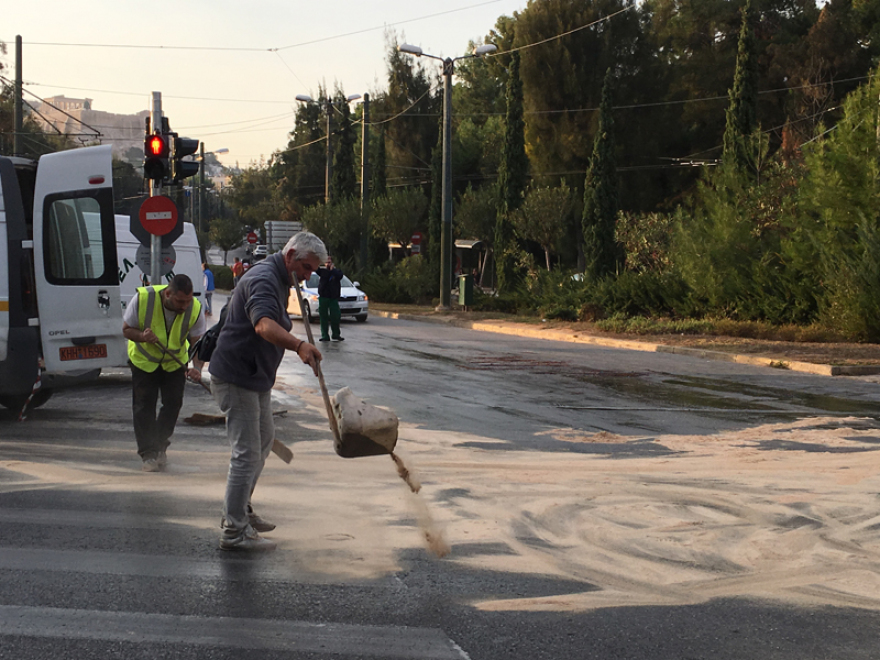 Κυκλοφοριακό μπλακ άουτ στο κέντρο της Αθήνας από λάδια στο οδόστρωμα