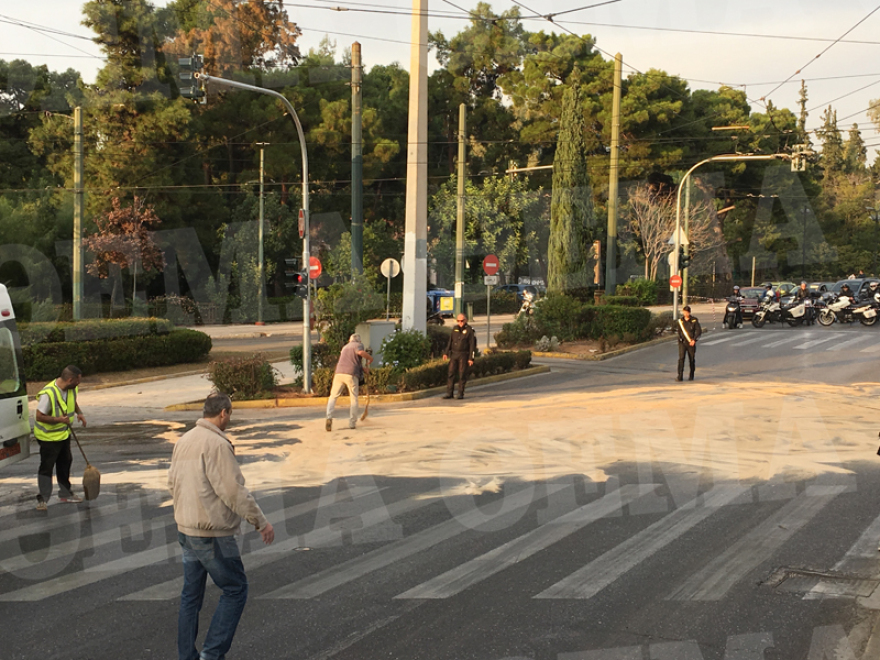 Κυκλοφοριακό μπλακ άουτ στο κέντρο της Αθήνας από λάδια στο οδόστρωμα