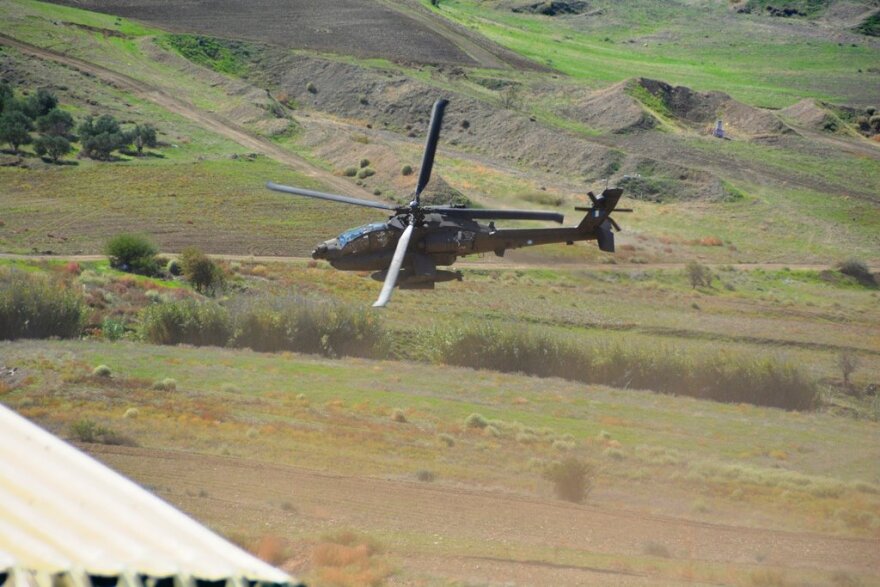 Εντυπωσιακές εικόνες:  Ελληνικά Aπάτσι πετούν σε χαμηλό ύψος σε άσκηση με το Ισραήλ 