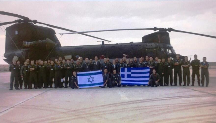 Εντυπωσιακές εικόνες:  Ελληνικά Aπάτσι πετούν σε χαμηλό ύψος σε άσκηση με το Ισραήλ 