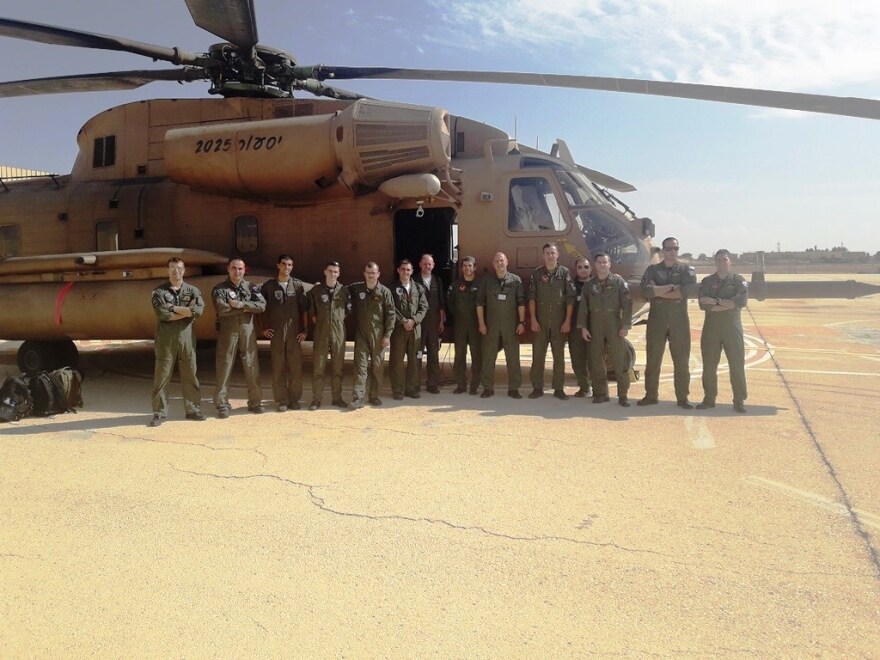 Εντυπωσιακές εικόνες:  Ελληνικά Aπάτσι πετούν σε χαμηλό ύψος σε άσκηση με το Ισραήλ 