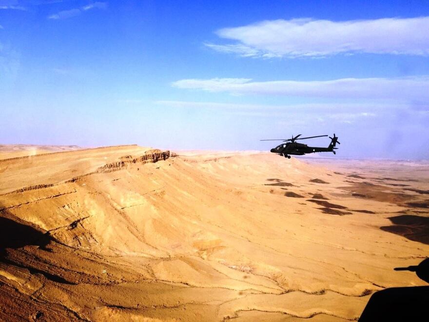 Εντυπωσιακές εικόνες:  Ελληνικά Aπάτσι πετούν σε χαμηλό ύψος σε άσκηση με το Ισραήλ 