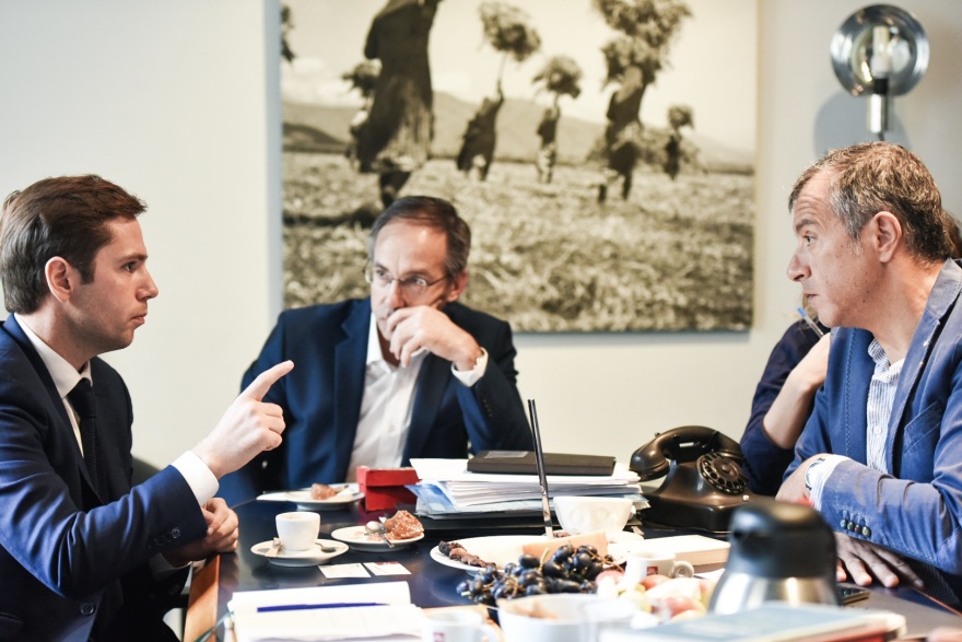 Συνάντηση Θεοδωράκη με στελέχη του κόμματος του Εμμανουέλ Μακρόν