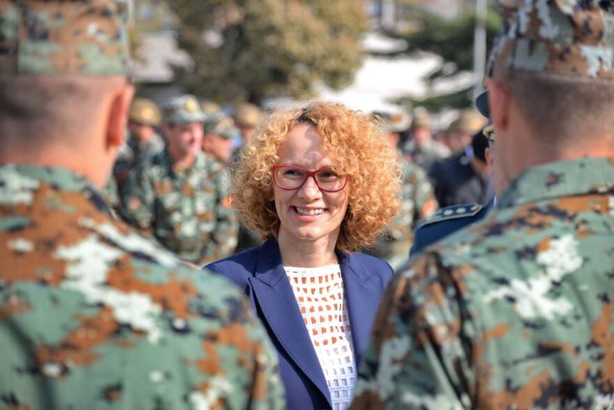 Από «παιδί» του Σόρος, υπουργός Άμυνας της ΠΓΔΜ:  Ποια είναι η Ραντμίλα Σεκερίνσκα που θέλει να «κοπεί» το «Μακεδονία ξακουστή»