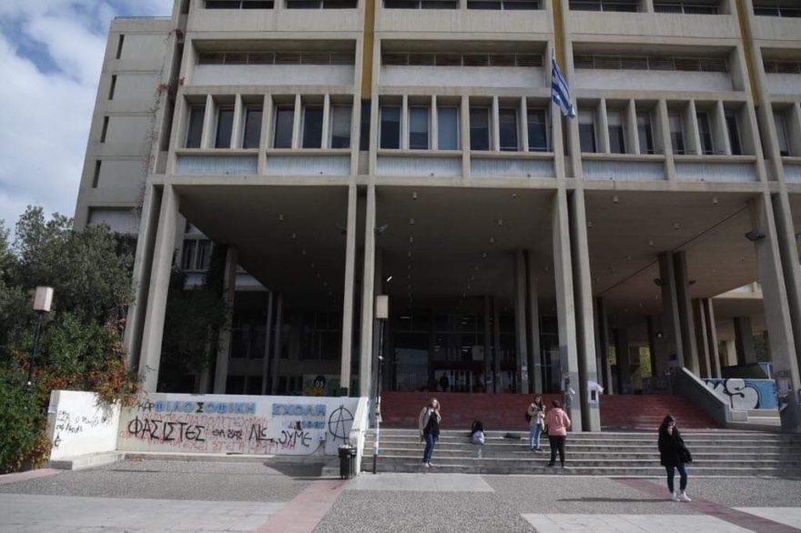 Ο «Ρουβίκωνας» άνοιξε το στέκι της Φιλοσοφικής  και στήνει το πάρτι