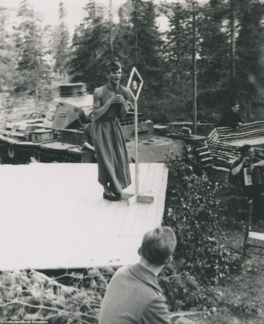 Σπάνιες φωτογραφίες: Οι στρατιώτες του Τρίτου Ράιχ με... φούστες και κραγιόν