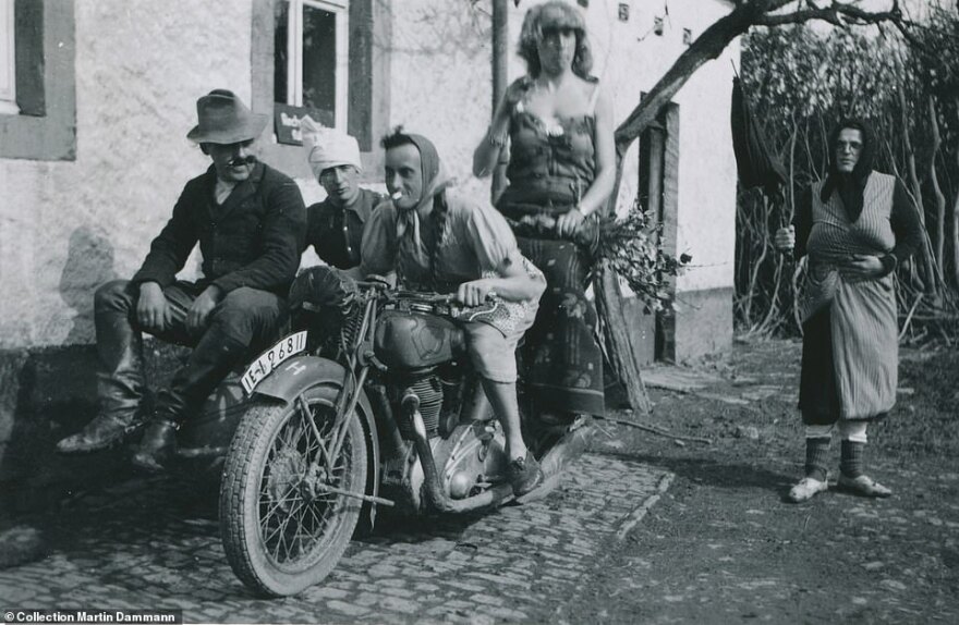 Σπάνιες φωτογραφίες: Οι στρατιώτες του Τρίτου Ράιχ με... φούστες και κραγιόν