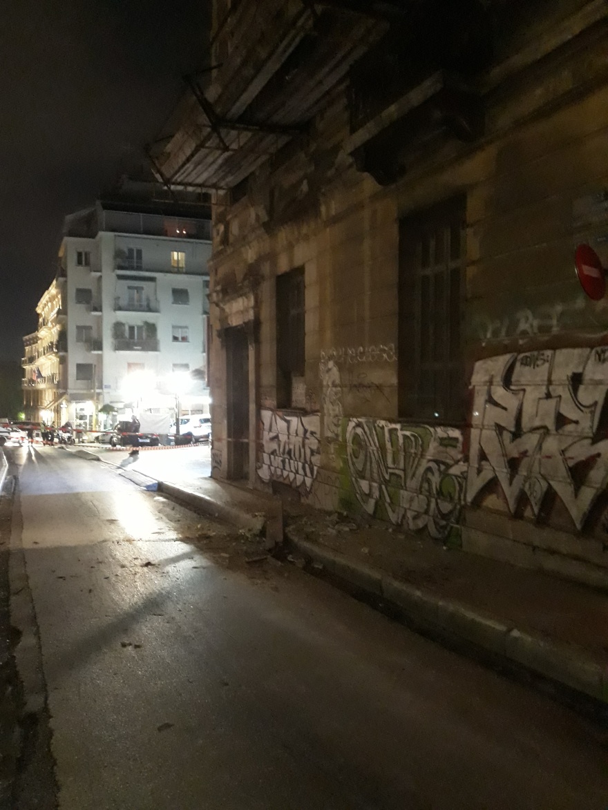 Φωτογραφίες: Κατέρρευσε μαρκίζα διατηρητέου κτιρίου στην Πλάκα 